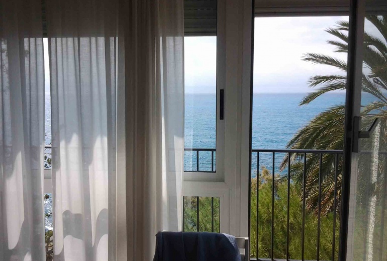 DIK247 Bordighera. First line. 4-bedroom’s apartment under renovation.