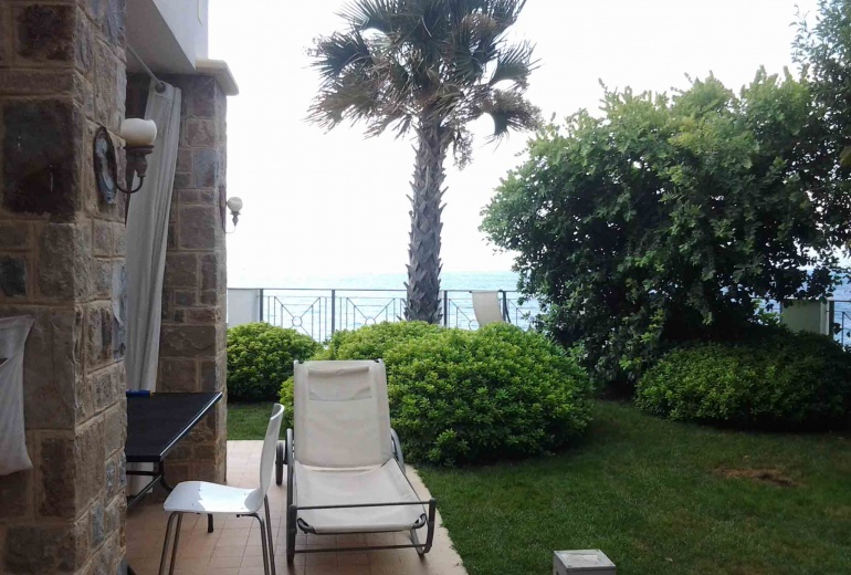 DIK248 Bordighera. First line. Prestigious apartment with garden on the beach.