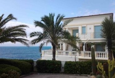 DIK248 Bordighera. First line. Prestigious apartment with garden on the beach.