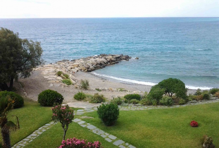 DIK250 Bordighera. First line. Two bedroom’s apartment.