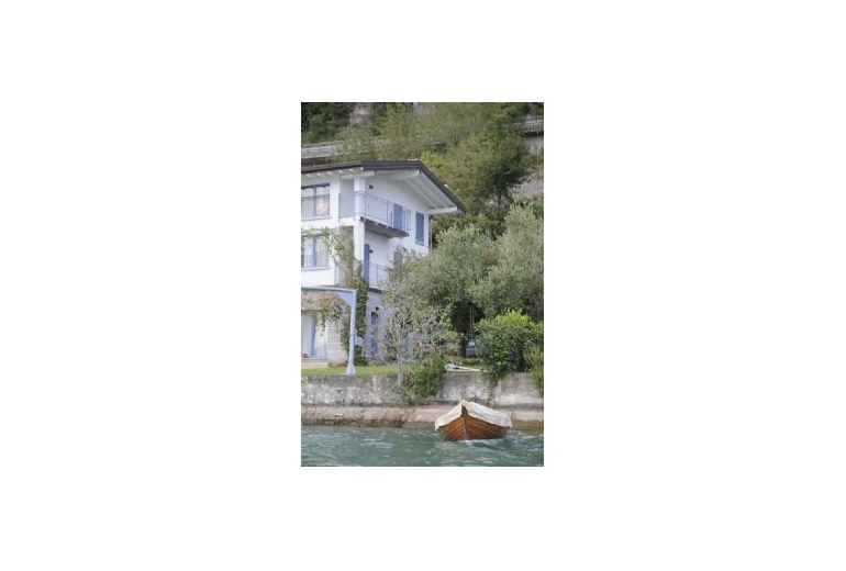 DIK255 First line! Villa on the lake Iseo!