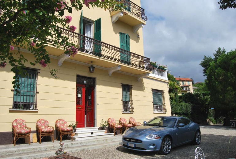 AIK2 Sanremo. Charming historical villa with garden!