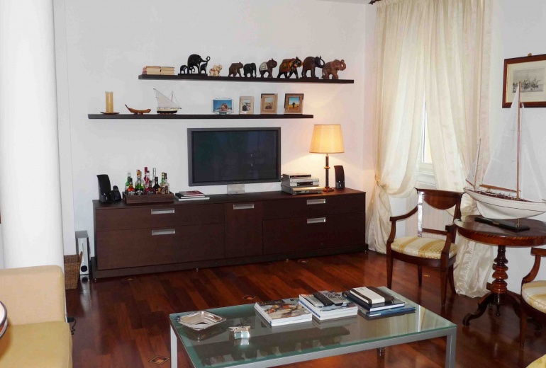 DIK258 Rapallo. Luxury apartment in a villa by the sea!