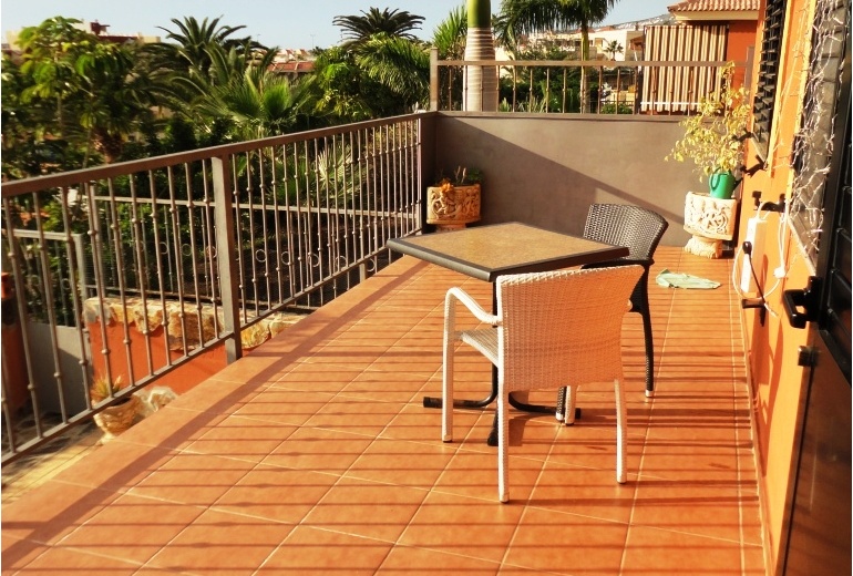 AOK57.Beautiful townhouse in a residential complex with a swimming pool in Madroñal. 