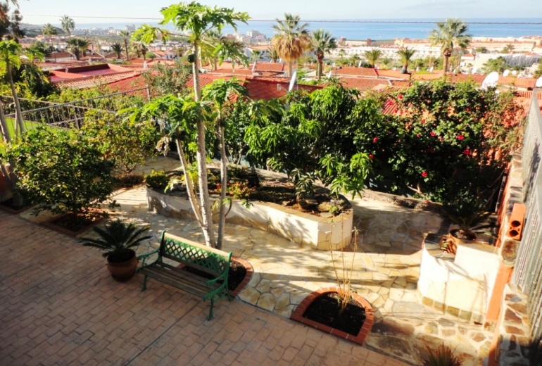 AOK57.Beautiful townhouse in a residential complex with a swimming pool in Madroñal. 