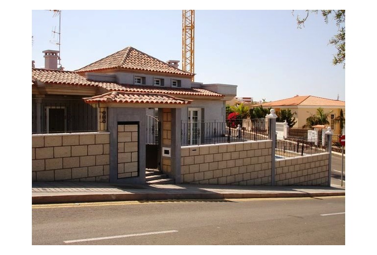 AOK63.Two-storey villa in the picturesque city Los Gigantes