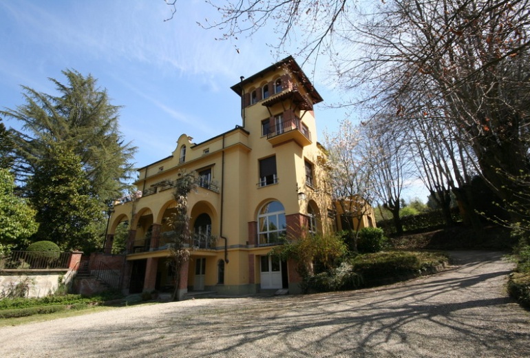 DIK189 Beautiful historic villa with park!