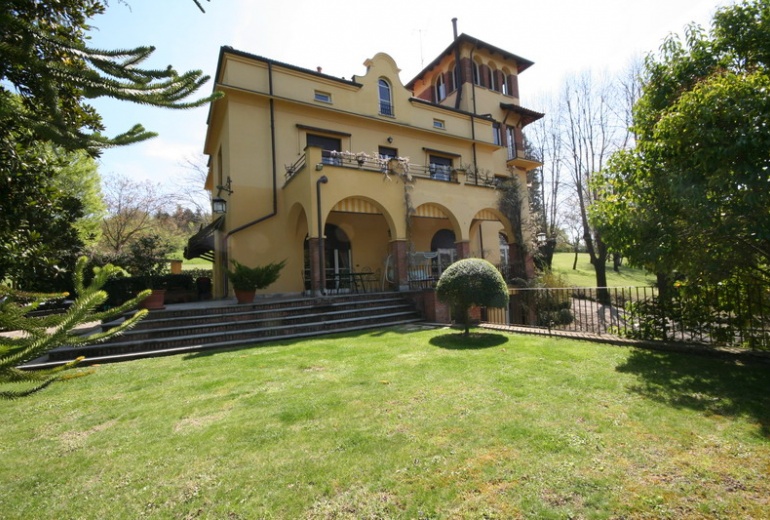 DIK189 Beautiful historic villa with park!