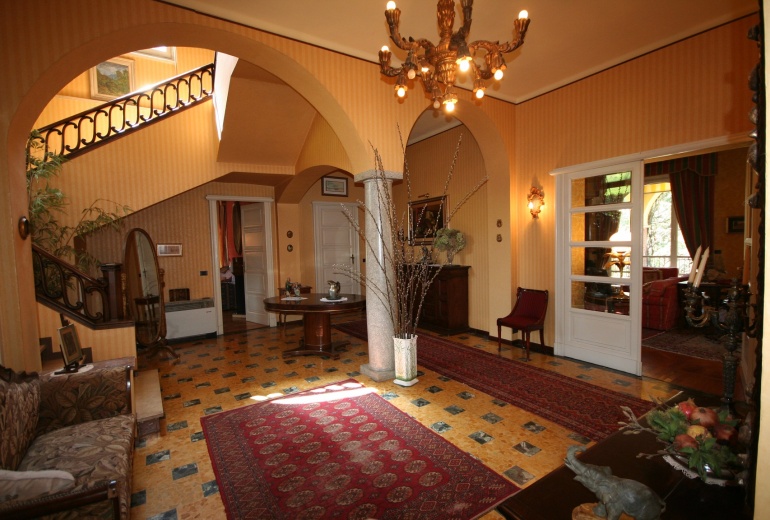 DIK189 Beautiful historic villa with park!