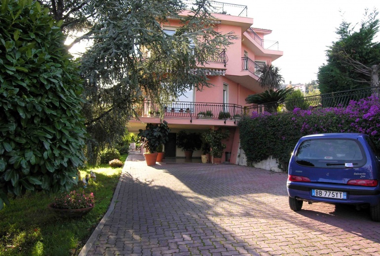 DIK221 Sanremo. Sea-view apartment in a villa with a garden!