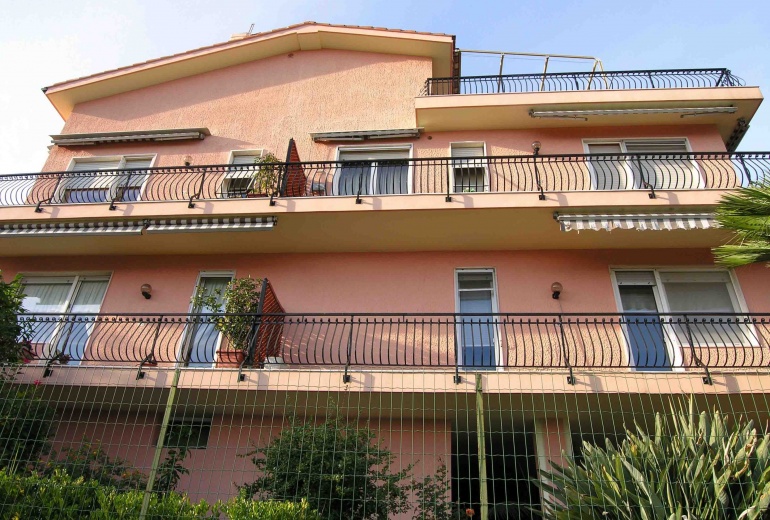 DIK221 Sanremo. Sea-view apartment in a villa with a garden!