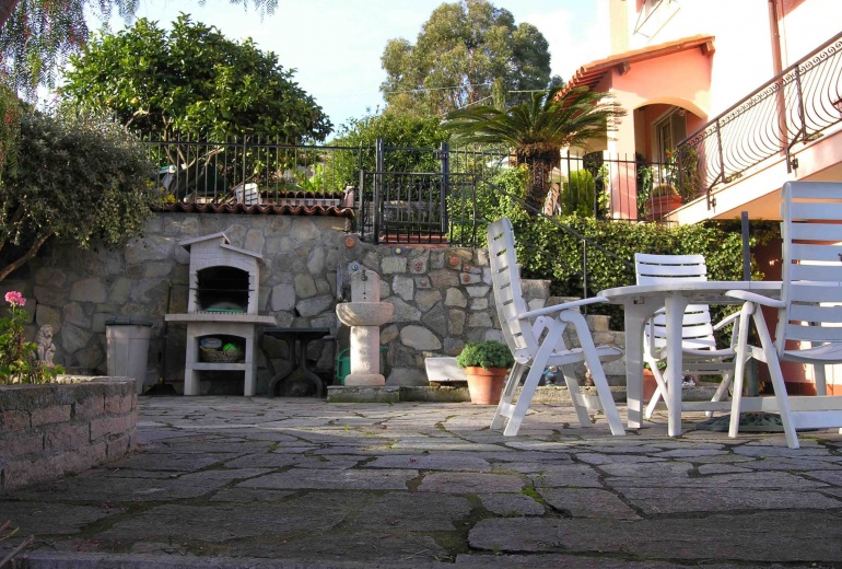 DIK221 Sanremo. Sea-view apartment in a villa with a garden!