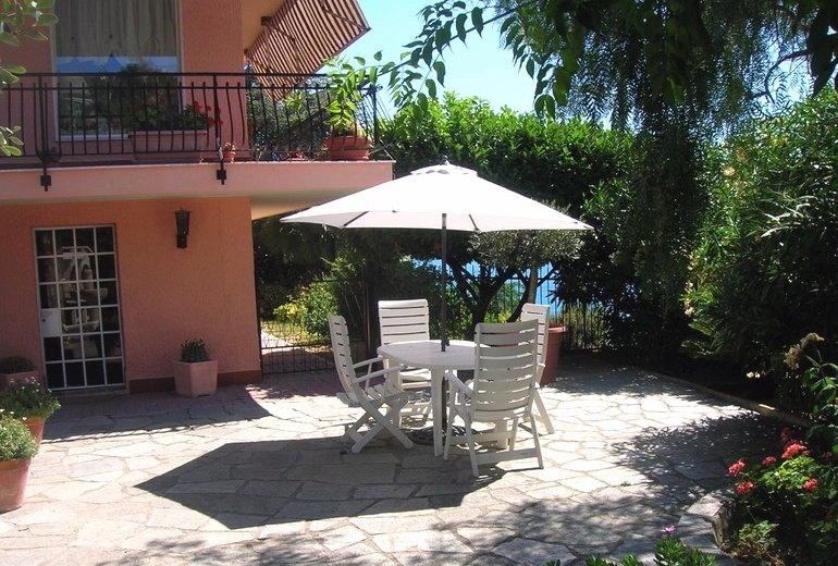 DIK221 Sanremo. Sea-view apartment in a villa with a garden!