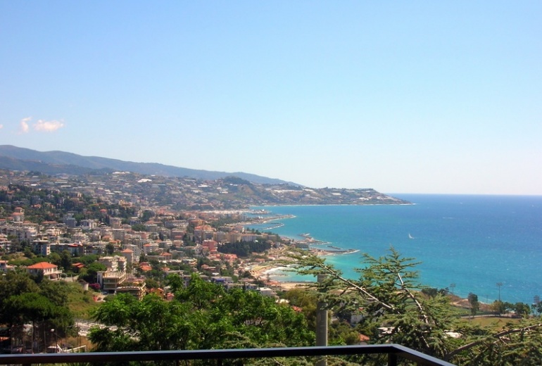 DIK221 Sanremo. Sea-view apartment in a villa with a garden!