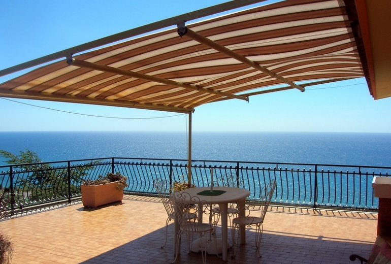 DIK221 Sanremo. Sea-view apartment in a villa with a garden!