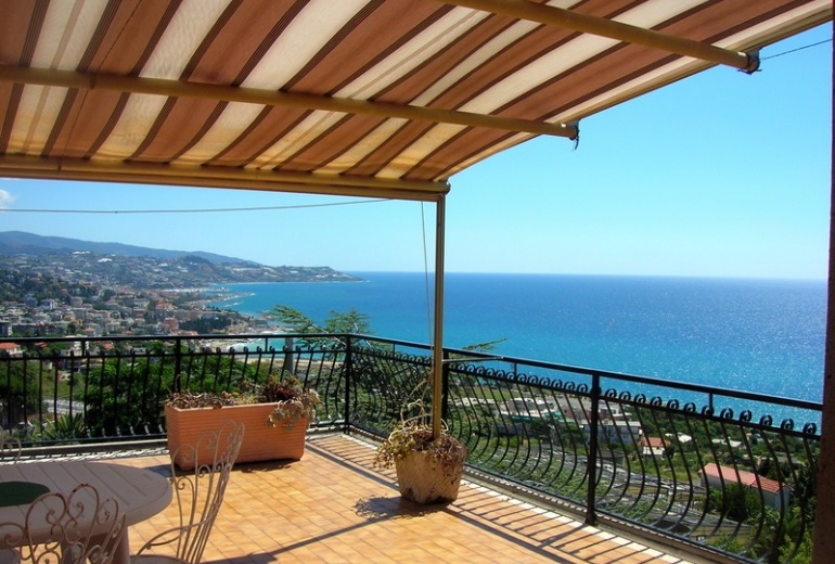 DIK221 Sanremo. Sea-view apartment in a villa with a garden!