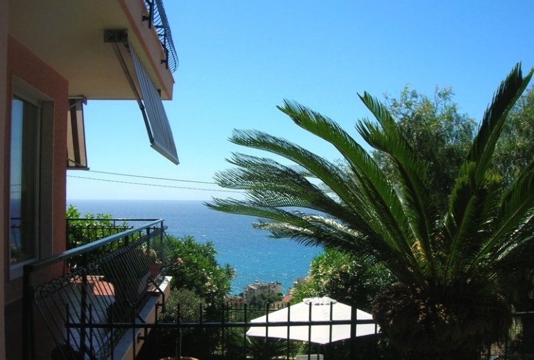 DIK221 Sanremo. Sea-view apartment in a villa with a garden!