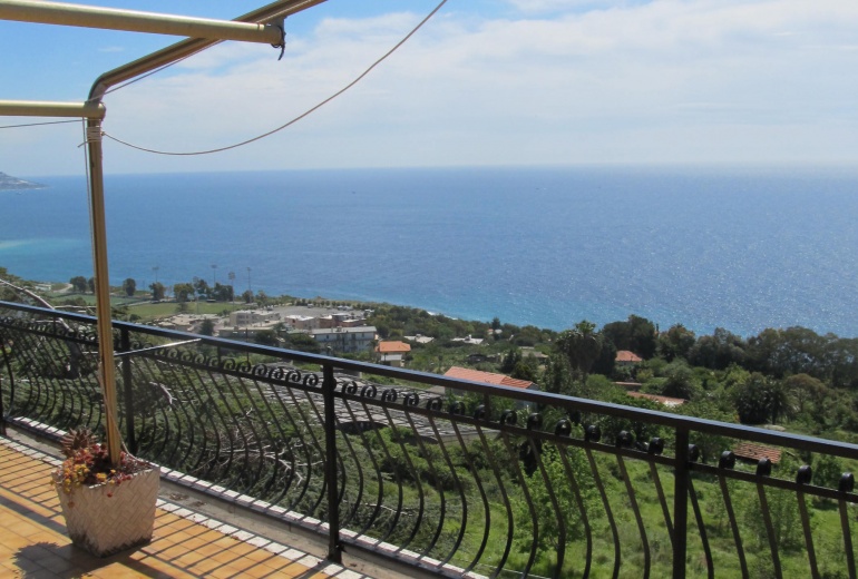 DIK221 Sanremo. Sea-view apartment in a villa with a garden!