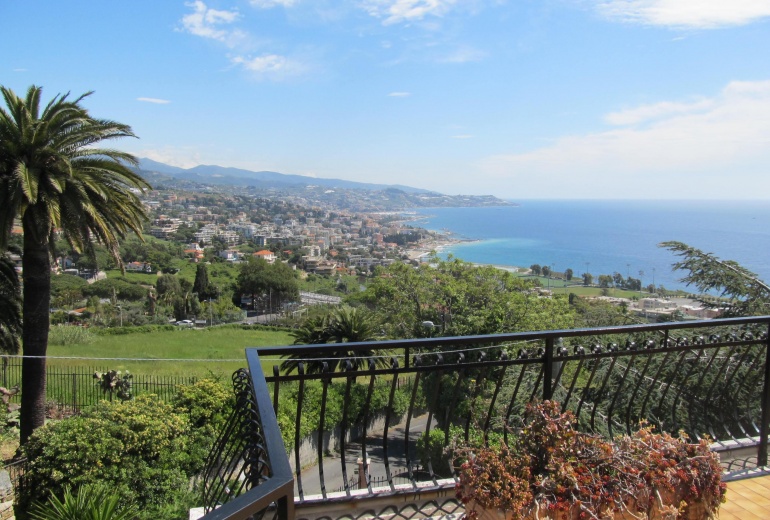 DIK221 Sanremo. Sea-view apartment in a villa with a garden!