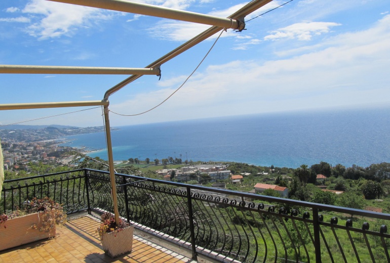 DIK221 Sanremo. Sea-view apartment in a villa with a garden!