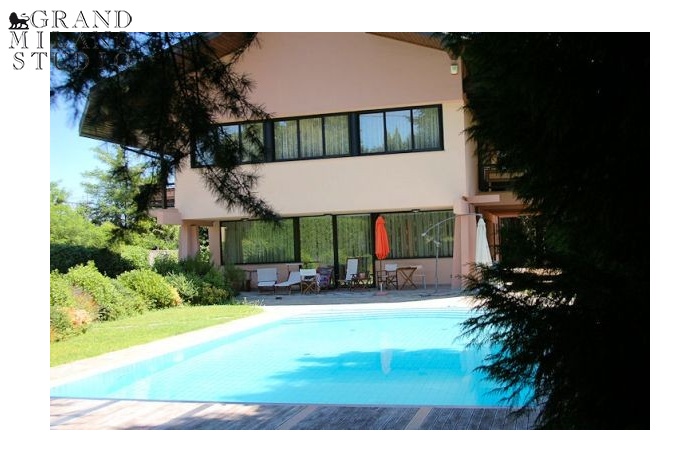 D-AU 374 A villa with a swimming pool in Arona close to Lake Maggiore