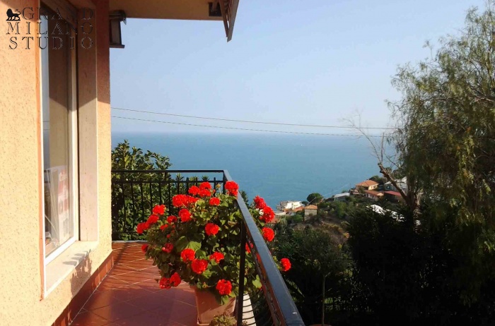 DIK221 Sanremo. Sea-view apartment in a villa with a garden!