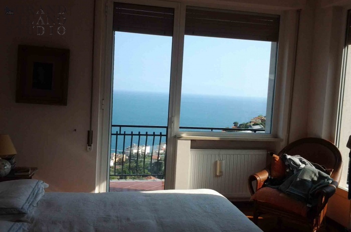 DIK221 Sanremo. Sea-view apartment in a villa with a garden!