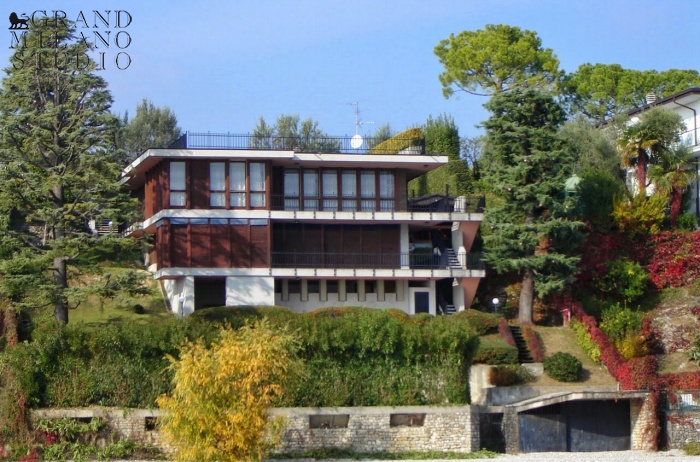 D-ALB 9 1st line Lake Garda villa with a garden and a swimming pool 