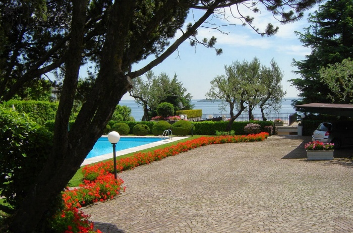 D-ALB 9 1st line Lake Garda villa with a garden and a swimming pool 