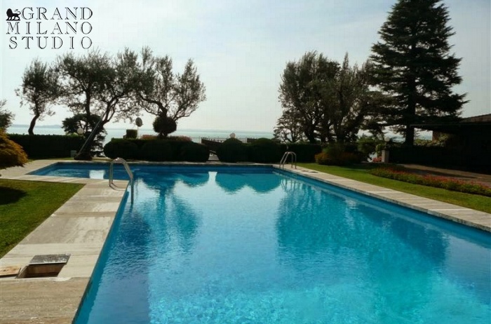 D-ALB 9 1st line Lake Garda villa with a garden and a swimming pool 