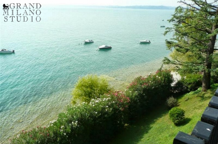 D-ALB 9 1st line Lake Garda villa with a garden and a swimming pool 