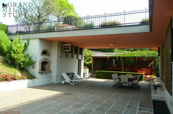 D-ALB 9 1st line Lake Garda villa with a garden and a swimming pool 