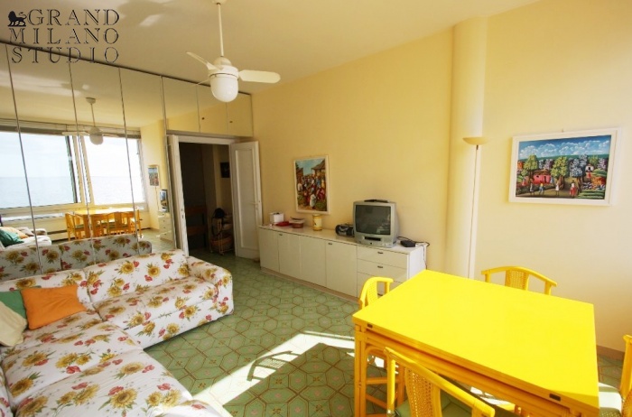 DNIK231 Sanremo. Two-bedroom apartment on the first line!