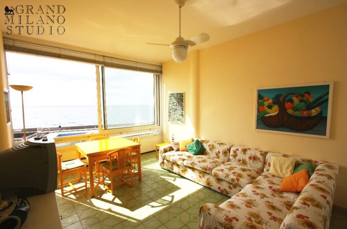 DNIK231 Sanremo. Two-bedroom apartment on the first line!