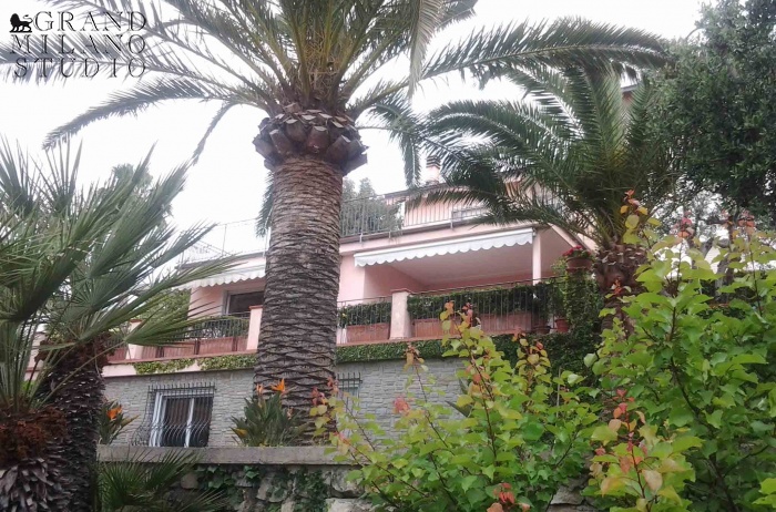 DIK235 1st line villa with a garden in Sanremo 