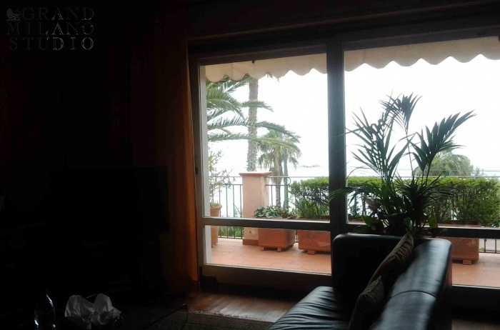 DIK235 1st line villa with a garden in Sanremo 