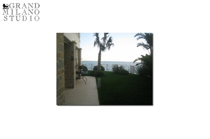 DIK248 Bordighera. First line. Prestigious apartment with garden on the beach.