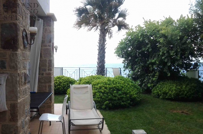 DIK248 Bordighera. First line. Prestigious apartment with garden on the beach.