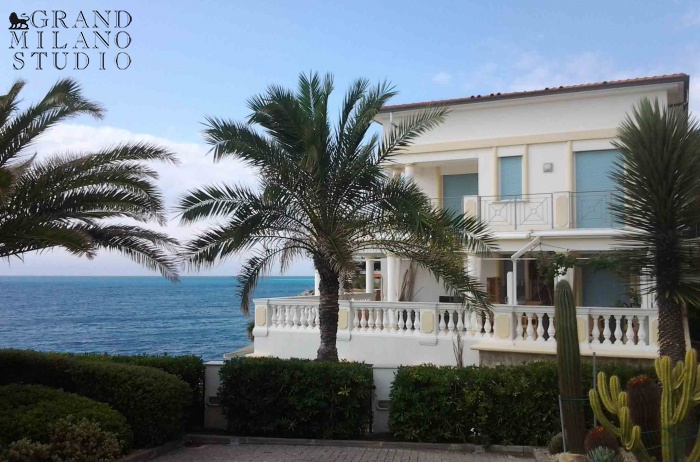 DIK248 Bordighera. First line. Prestigious apartment with garden on the beach.