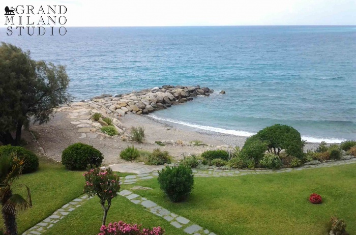 DIK250 Bordighera. First line. Two bedroom’s apartment.