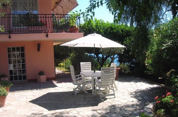 DIK221 Sanremo. Sea-view apartment in a villa with a garden!