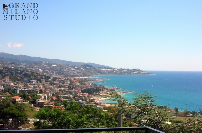 DIK221 Sanremo. Sea-view apartment in a villa with a garden!