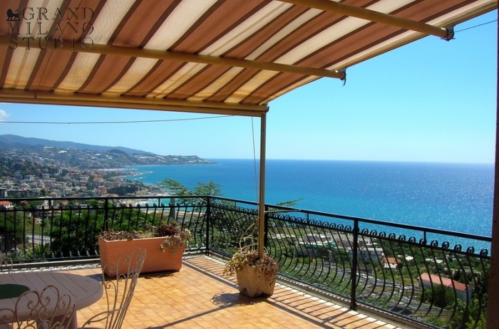 DIK221 Sanremo. Sea-view apartment in a villa with a garden!