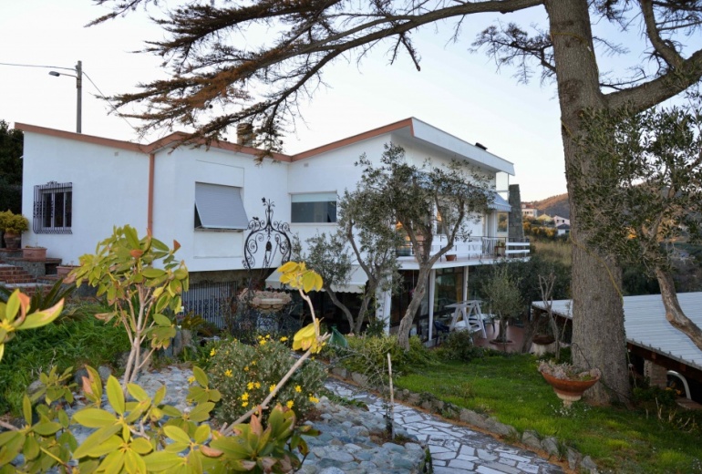 D-YK 26.  A villa on the rock with a stunning sea-view in Albissola Superiore. 