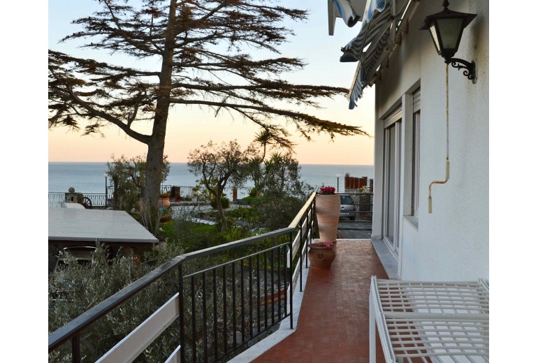 D-YK 26.  A villa on the rock with a stunning sea-view in Albissola Superiore. 