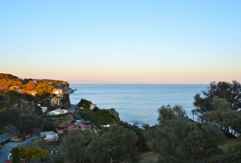 D-YK 26.  A villa on the rock with a stunning sea-view in Albissola Superiore. 