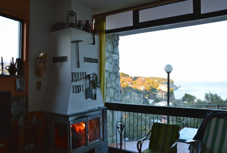 D-YK 26.  A villa on the rock with a stunning sea-view in Albissola Superiore. 