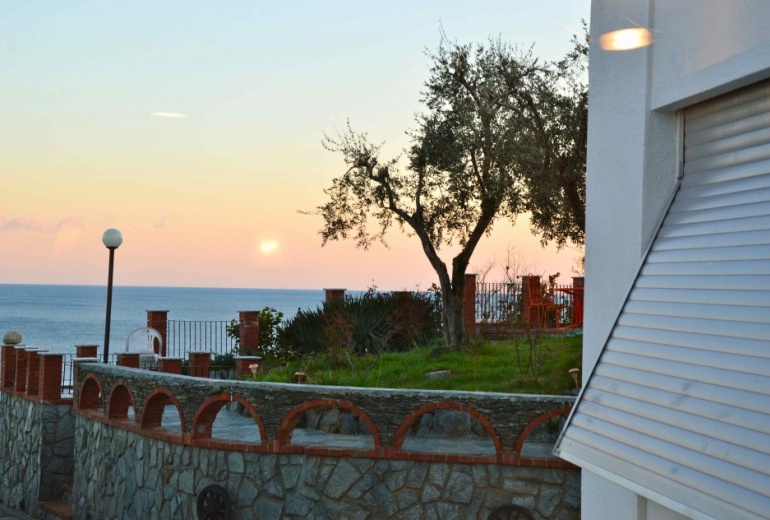 D-YK 26.  A villa on the rock with a stunning sea-view in Albissola Superiore. 