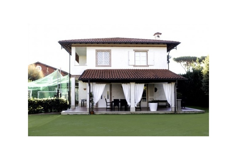 DIK93 A beautiful villa in the Forte dei Marmi city centre 