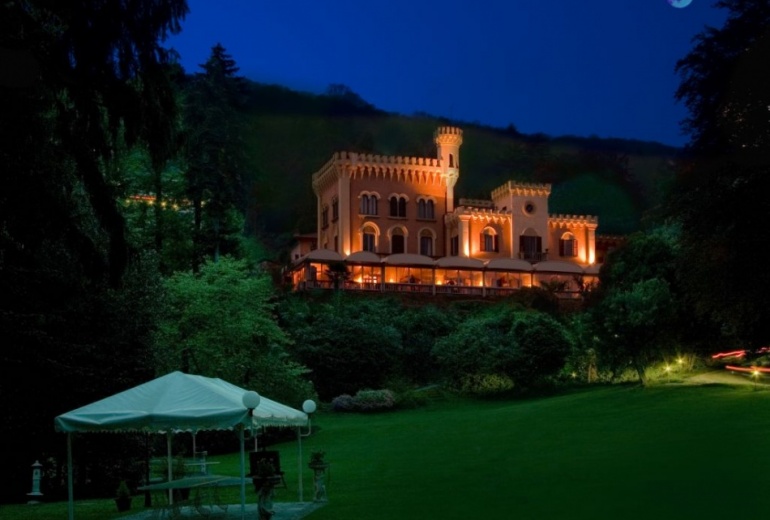 D.LB61 A castle on Lake Maggiore 